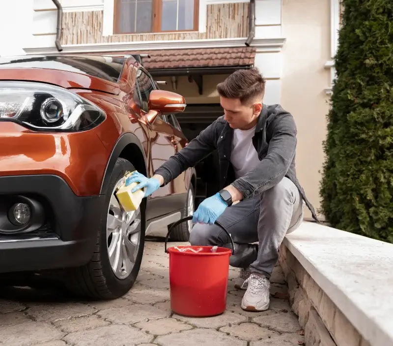 Lavage auto à domicile Les Côtes-d'Arey : professionnel intervenant sur un véhicule